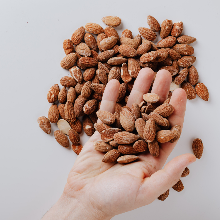 Hand vol met amandelen