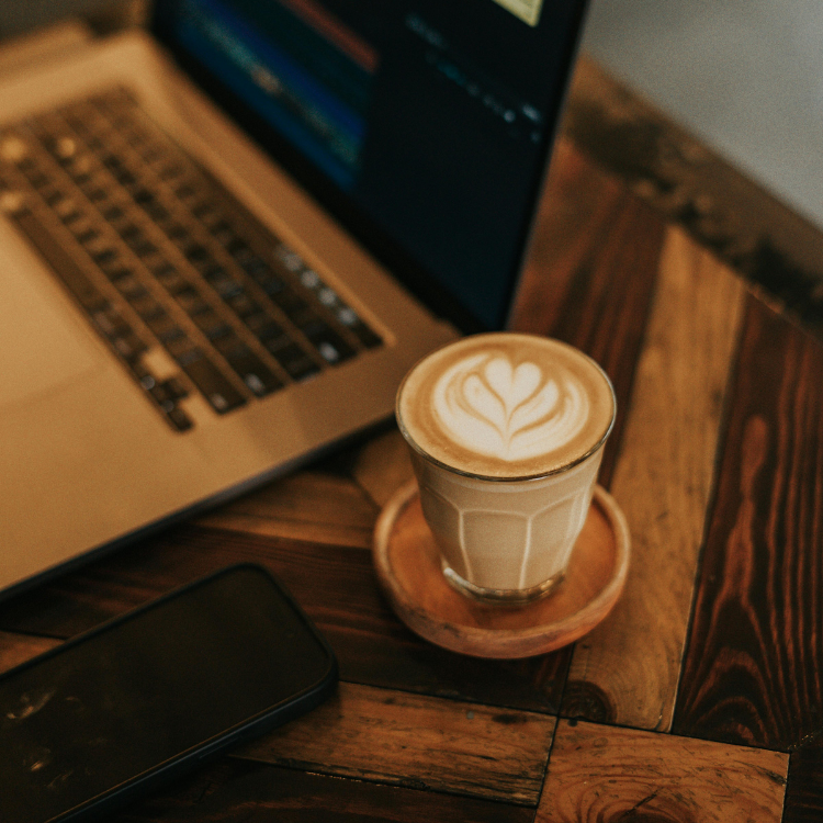 informatie voor therapeuten, voorbeeld laptop met koffie
