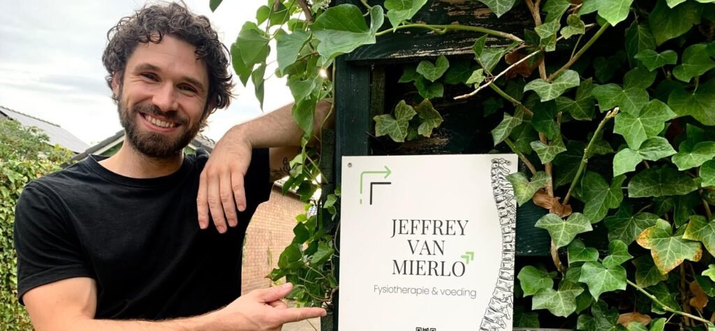 Foto Jefrey van Mierlo buiten met praktijkbord