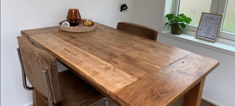 Foto van de tafel in de praktijk van Jeffrey van Mierlo